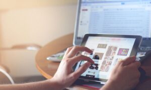 ¿Reemplaza la IA al marketer? Qué cambiará (y qué no) en los próximos 3 años